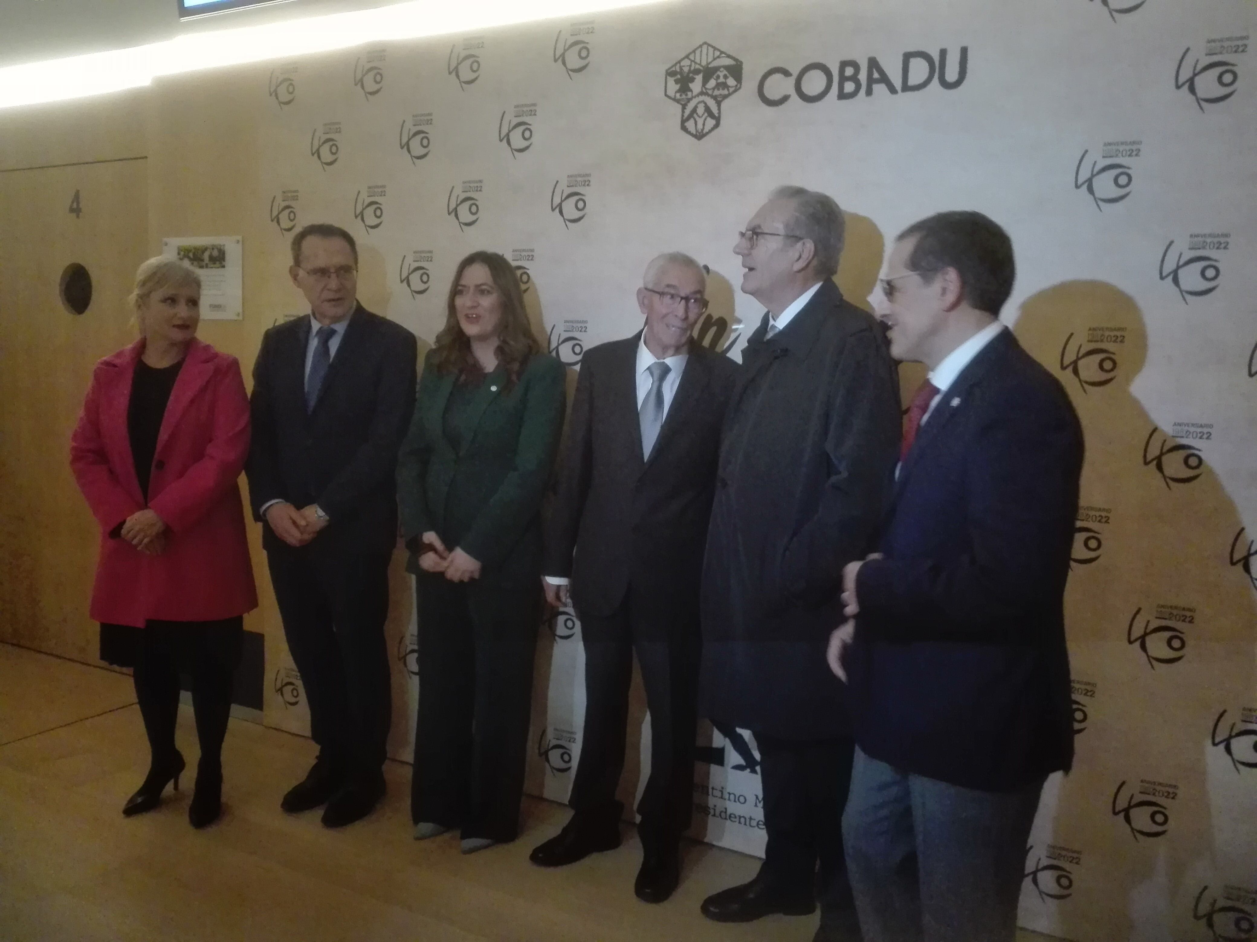 En el centro de la foto el Presidente de Cobadu, Florentino Mangas, acompañado de autoridades y representantes de Cobadu