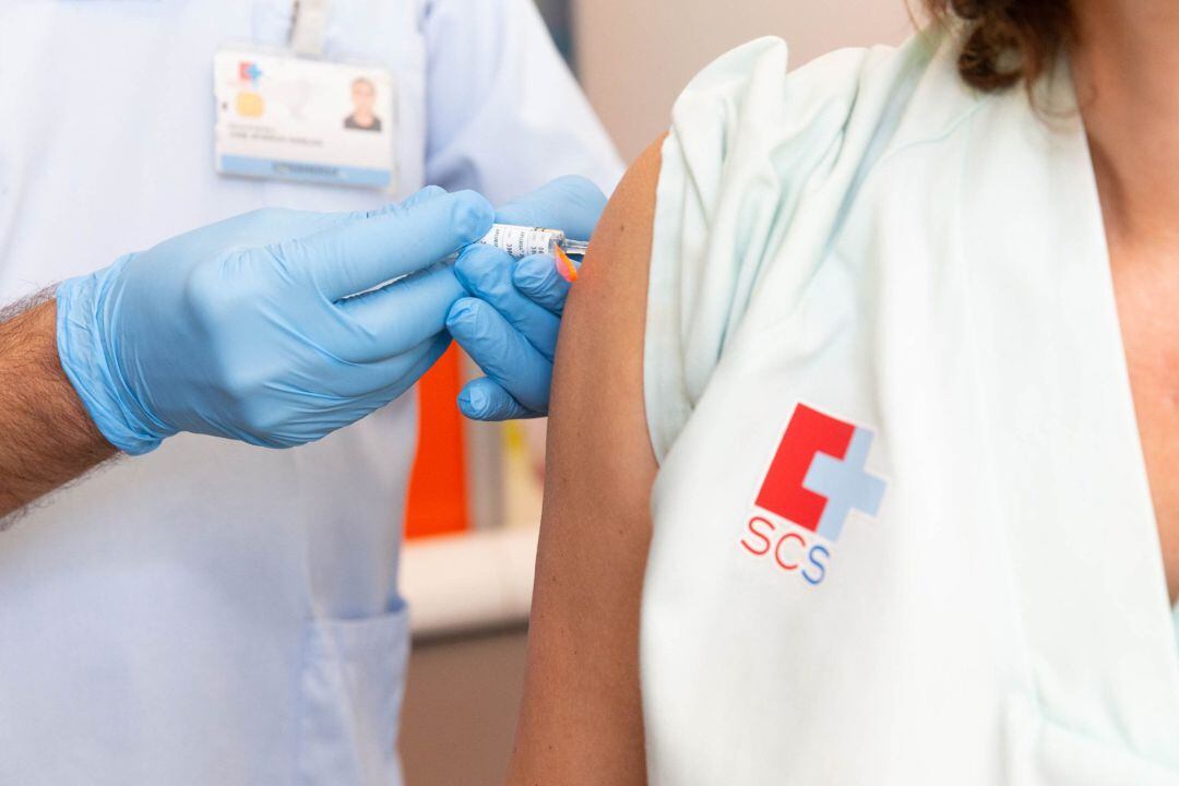 Imagen de archivo de vacunación en una profesional sanitaria de Cantabria.