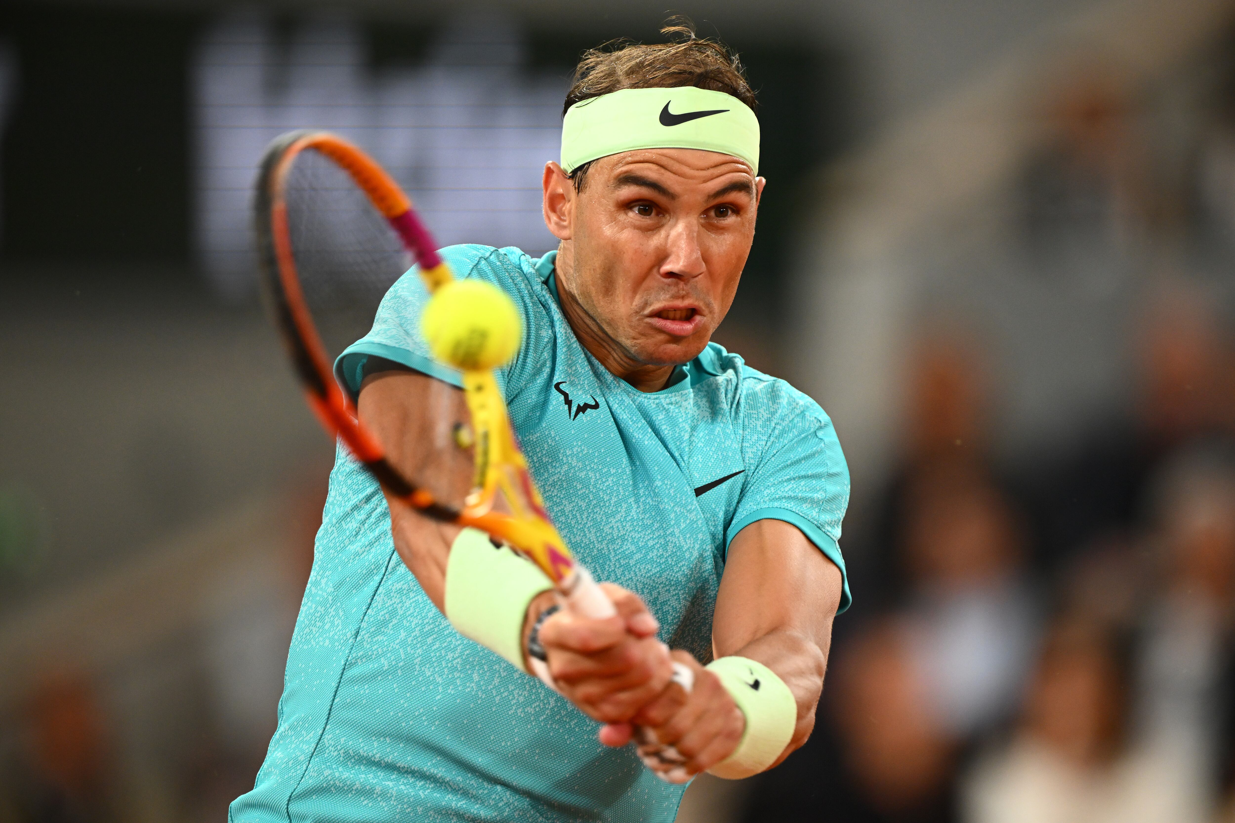 Rafael Nadal devuelve la bola durante el partido contra Alexander Zverev en Roland Garros