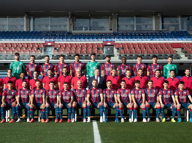 Foto oficial de la plantilla de la SD Huesca de la temporada 2024/2025