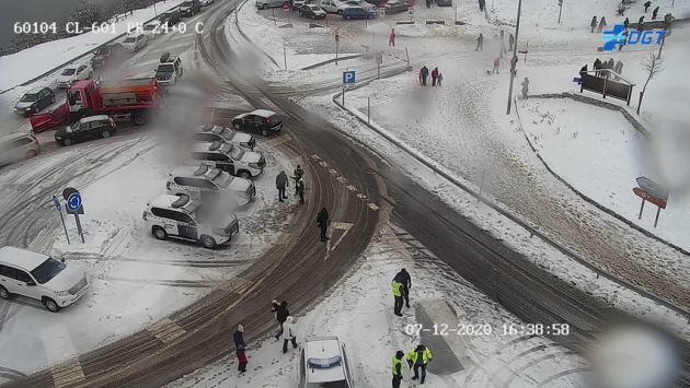 Cima del Puerto de Navacerrada con amplio dispositivo de la Guardia Civil