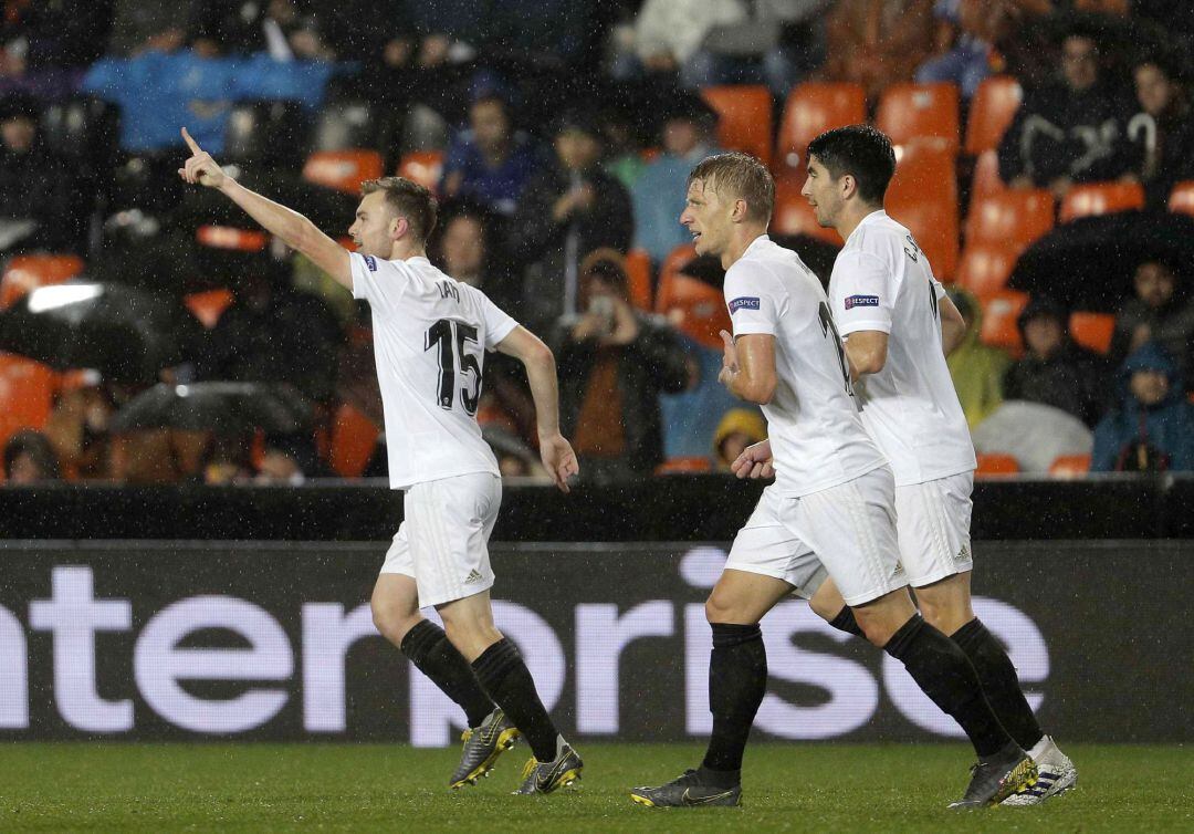 GRAF3554. VALÈNCIA, El defensa del Valencia Antonio Latorre &quot;Lato&quot; (i) celebra su gol ante el Villarreal CF, durante el partido de vuelta de cuartos de final de la Liga Europa que disputan esta noche en Mestalla. EFE, Manuel Bruque