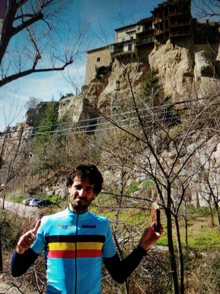 José Juan Luque mostrando la palmera de chocolate que será su único alimento durante 90 km entre Cuenca y Teruel