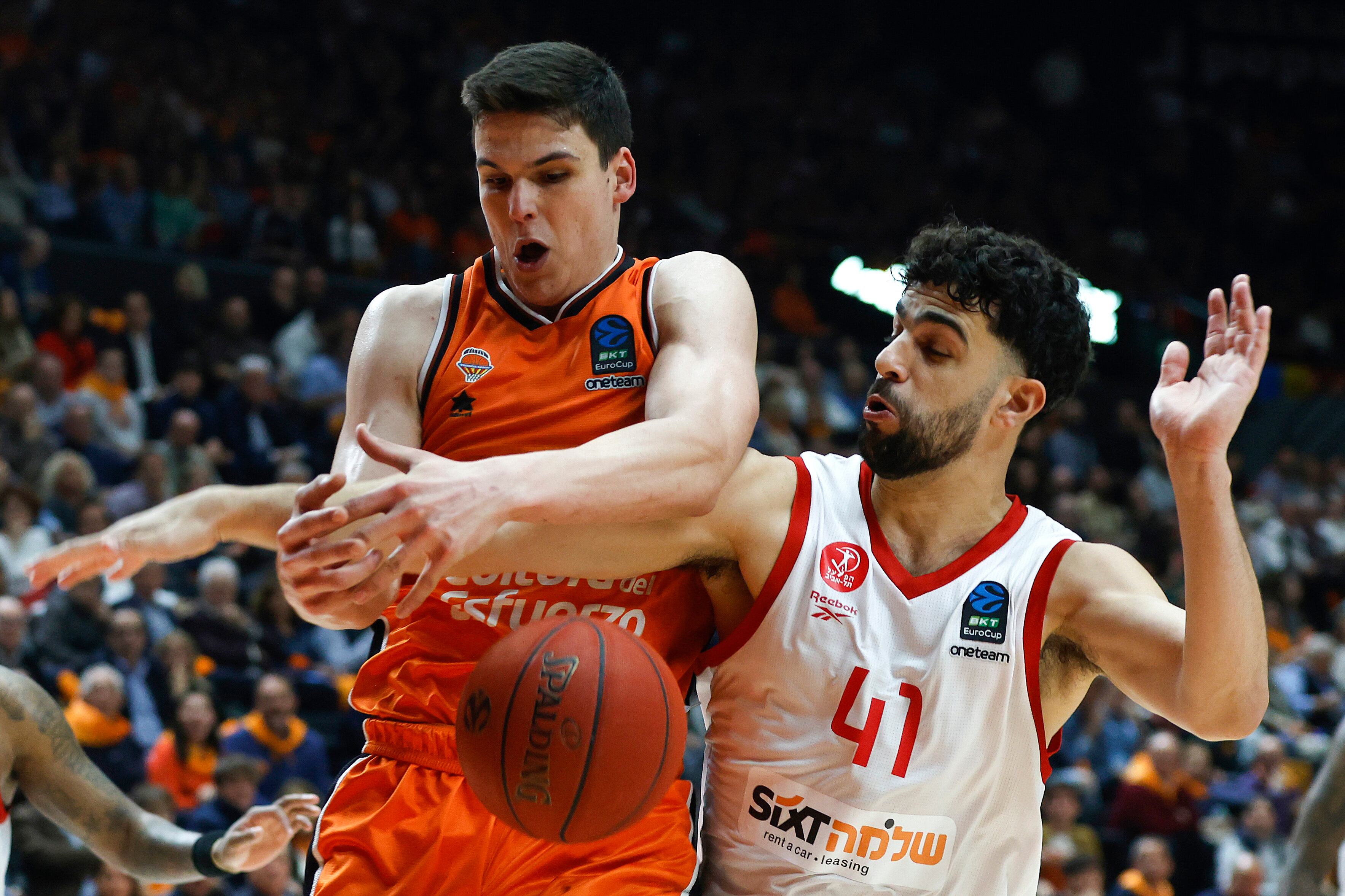 VALENCIA, 02/04/2025. El jugador de Valencia Basket, Jaime Pradilla (i), pelea el balón ante el jugador del Hapoel Tel Aviv, Homer Ginat, durante el encuentro correspondiente a las semifinales de la Eurocopa que disputan hoy miércoles en el pabellón de la fuente San Luis de Valencia. EFE/Miguel Ángel Polo.