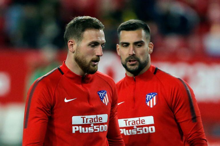 Miguel ángel Moyà, junto a Jan Oblak, en el calentamiento de su último partido como rojiblanco el pasado domingo en Sevilla.