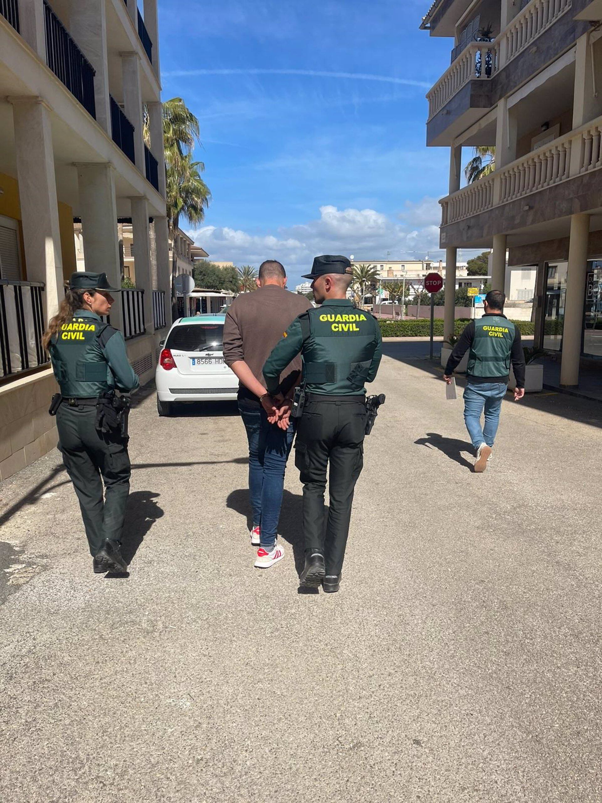 06/04/2023 Agentes de la Guardia Civil acompañan a uno de los detenidos.
ISLAS BALEARES ESPAÑA EUROPA SOCIEDAD PALMA DE MALLORCA
GUARDIA CIVIL
