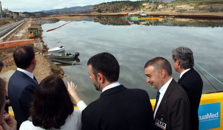 Directius d&#039;Acuamed amb l&#039;alcalde de Flix, Marc Mur, Jordi Sierra i Santi Vila, l&#039;any 2013 quan van començar les tasques de descontaminació del pantà de Flix