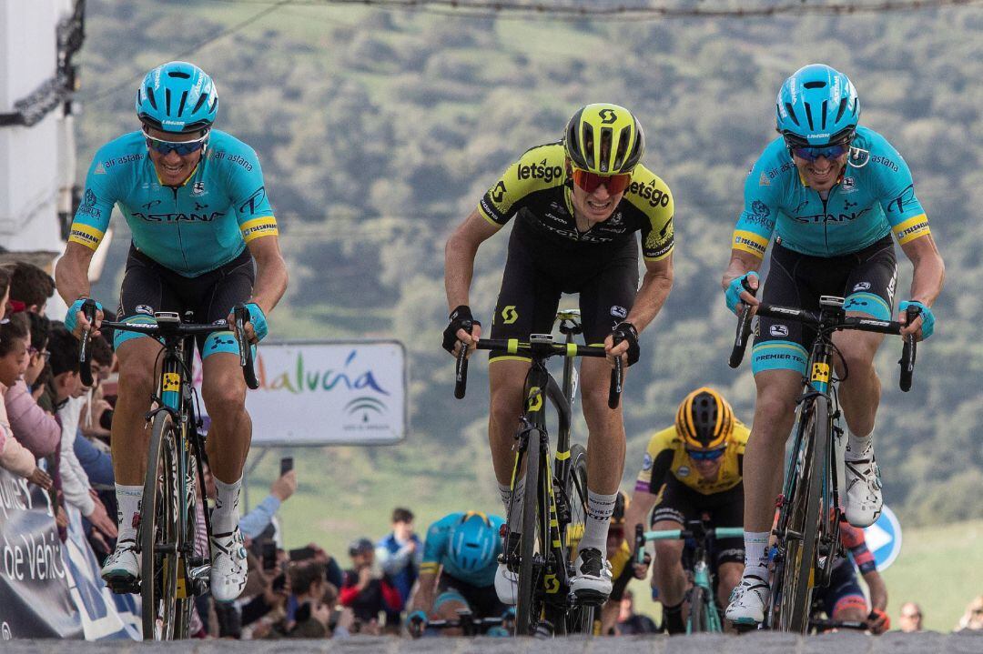 Tim Wellens en el centro de la imagen llegando a Alcalá