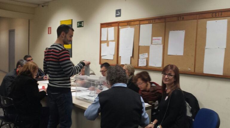 Una de las mesas electorales instaladas en el Ayuntamiento de Valencia