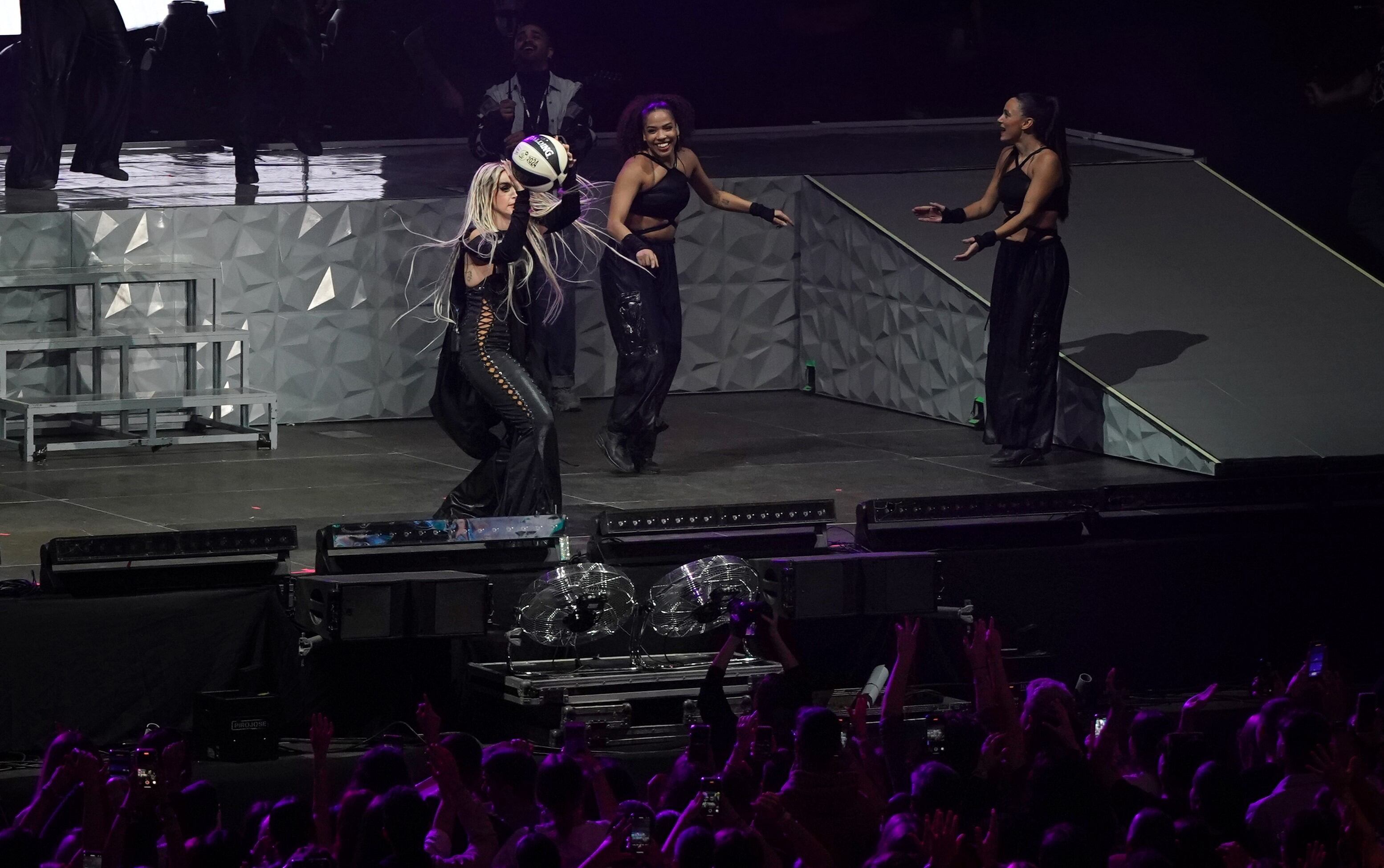 La cantante Lola Índigo en su actuación en el Martín Carpena de Málaga