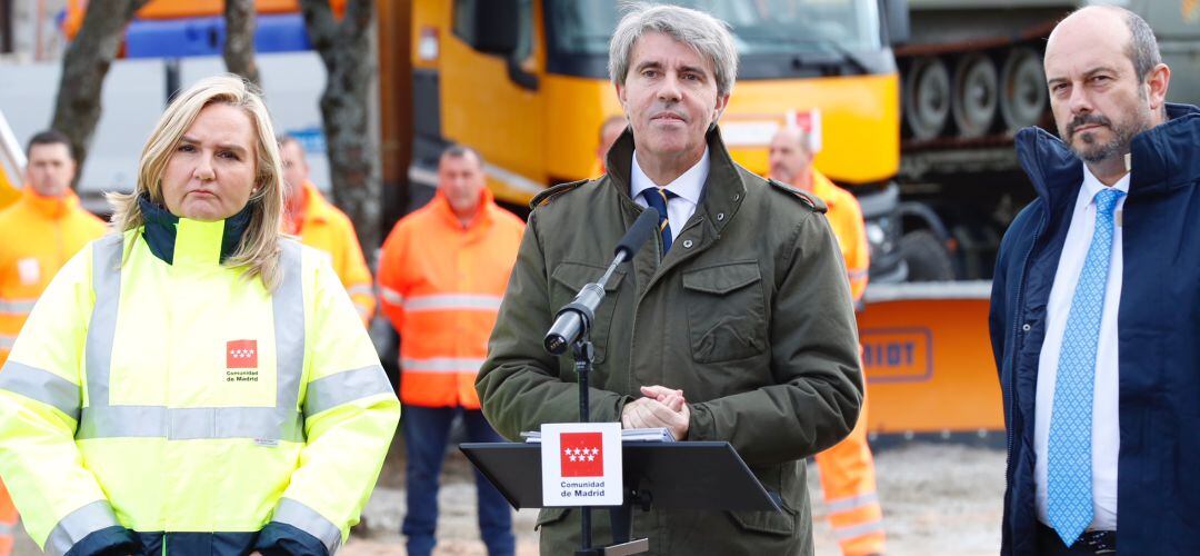 El presidente madrileño, Ángel Garrido, en rueda de prensa junto a la consejera de Transportes, Rosalía Gonzalo, y el vicepresidente Pedro Rollán