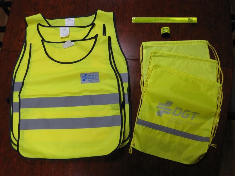 Materiales reflectantes que distribuirá la Jefatura de Tráfico para prevenir atropellos