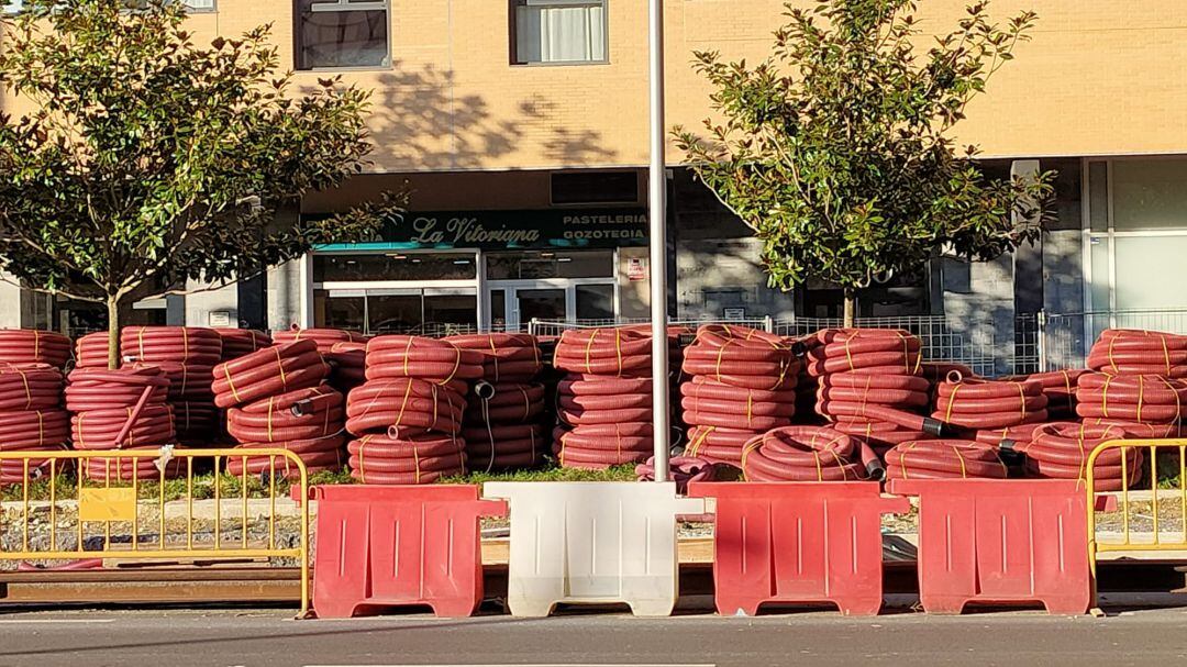 Negocios que no se ven desde el otro lado de la calle por los materiales de obra