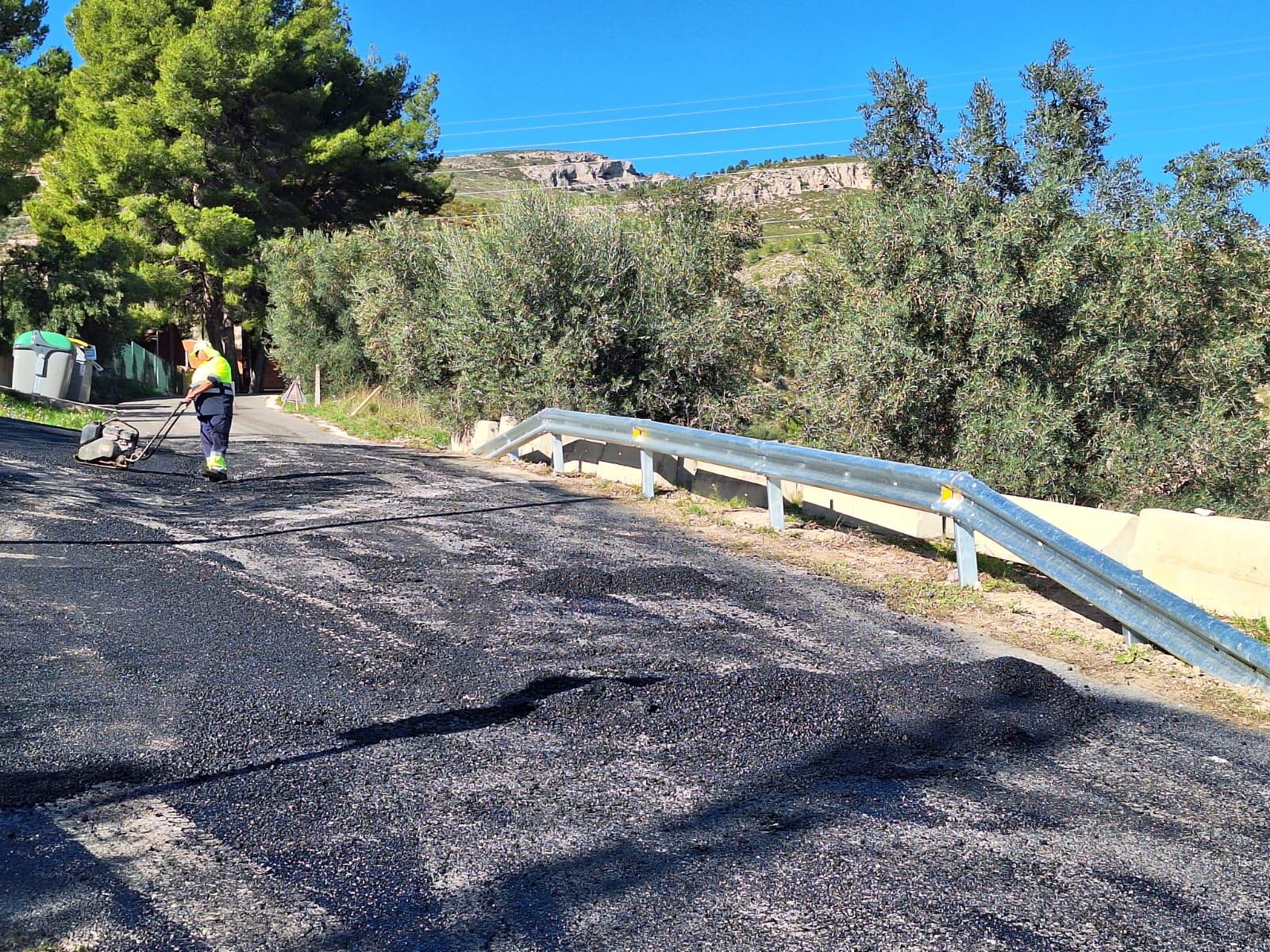 Un momento de los trabajos de mejora realizados en el acceso al centro ocupacional de Gormaget, en Alcoy.