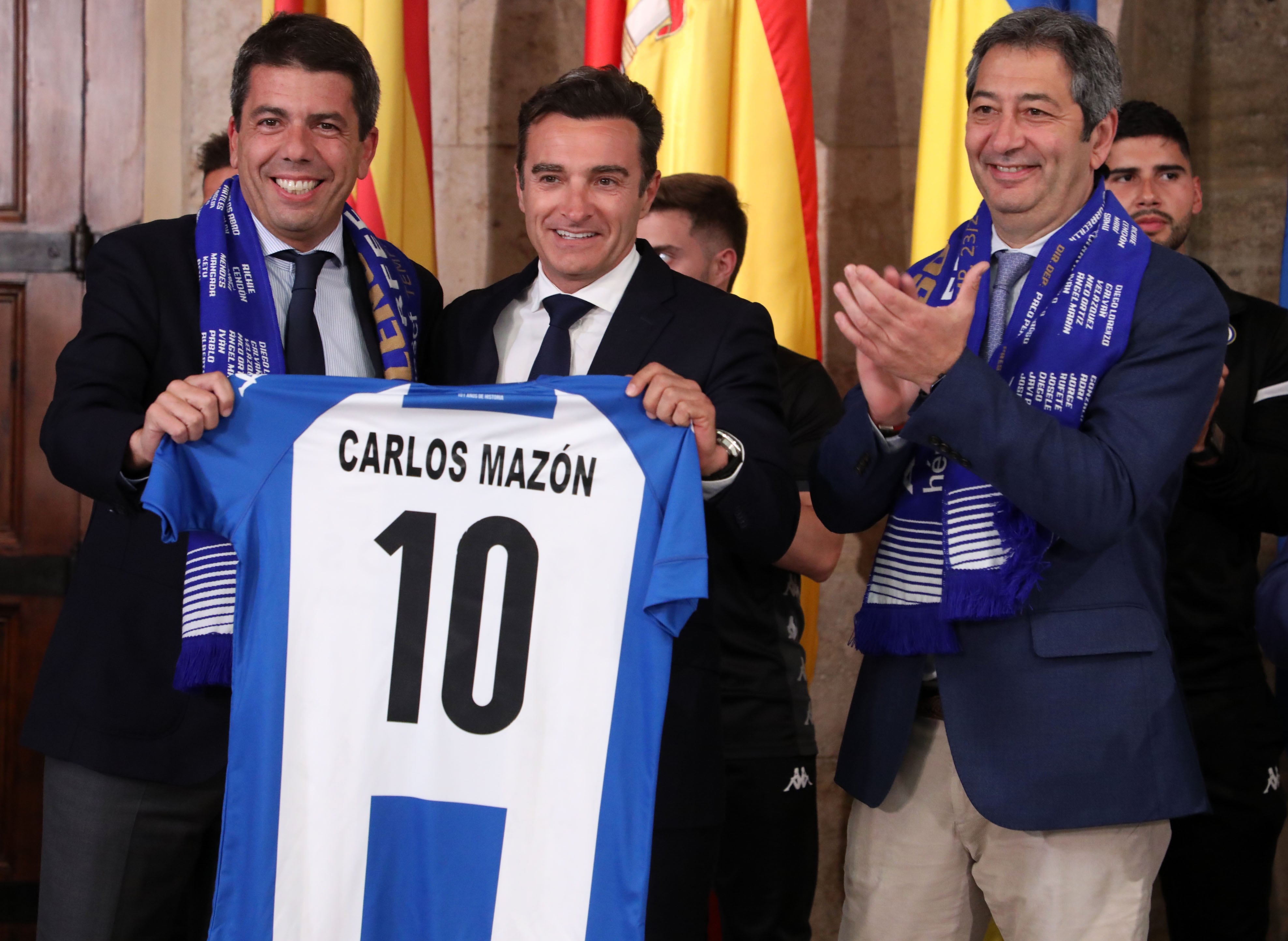 Carlos Mazón, presidente Generalitat, recibe la camiseta del Hércules durante la recepción del equipo en el Palau