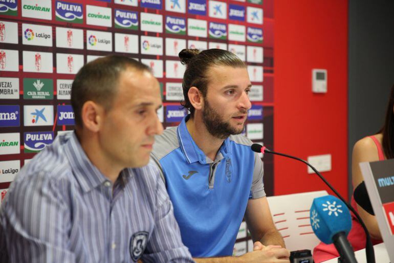 &#039;Piru&#039; (i) presenta a Gastón Silva como nuevo jugador del Granada.