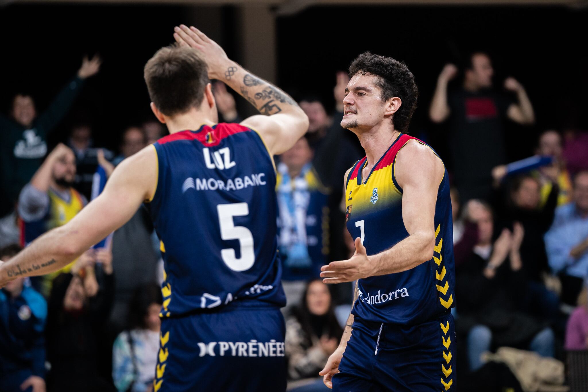 Rafa Luz i Juan Rubio celebren una cistella durant l'últim partit a casa davant el Zunder Palencia.