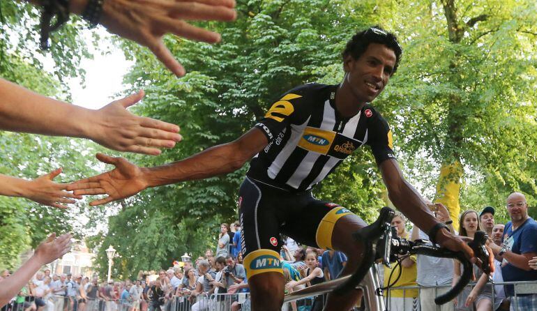 TDF108. UTRECHT (HOLANDA), 02/07/2015.- El corredor del equipo MTN-Qhubeka Daniel Teklehaimanot de Eritrea saluda a fanáticos hoy, jueves 2 de julio de 2015, a su llegada a la ceremonia de presentación de los equipos y corredores que participarán el la 10