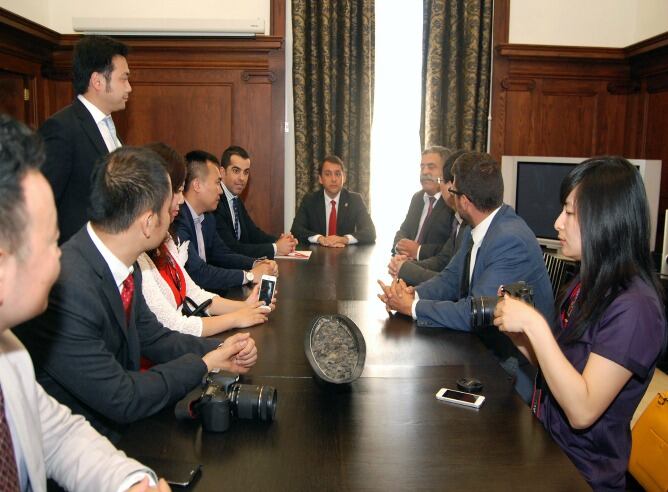 Miembro de la delegación china junto al alcalde de Santa Cruz de Tenerife y el presidente de la Autoridad Portuaria