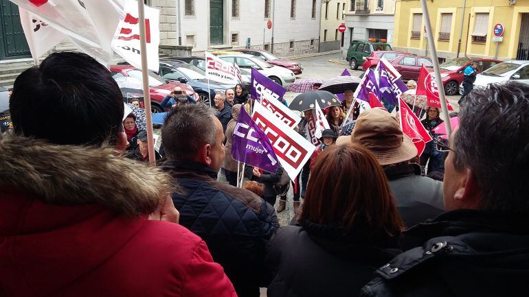 Los sindicatos UGT y CCOO durante la jornada de movilización por la recuperación de derechos de los trabajadores.