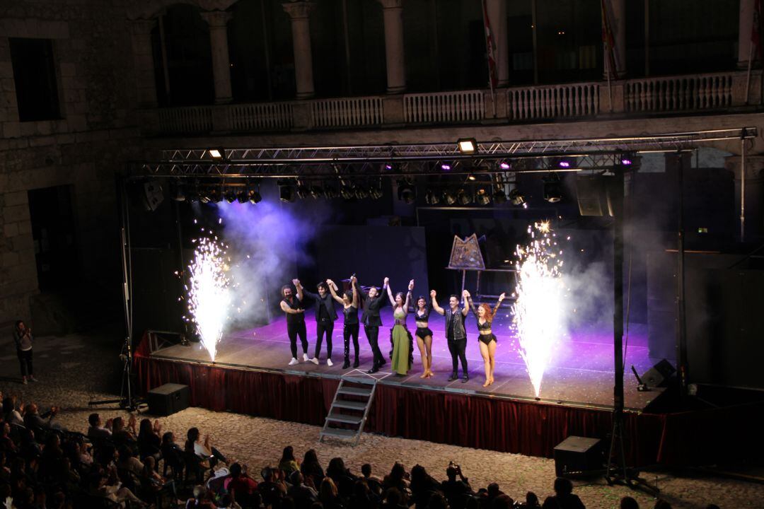 Final de la IV Gala de la magia en el patio de armas del Castillo de Cuéllar