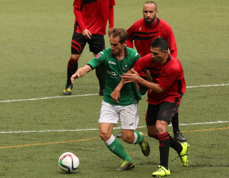 Pablo Gonzalez encimado por defensores del Mensajero en la pasada temporada