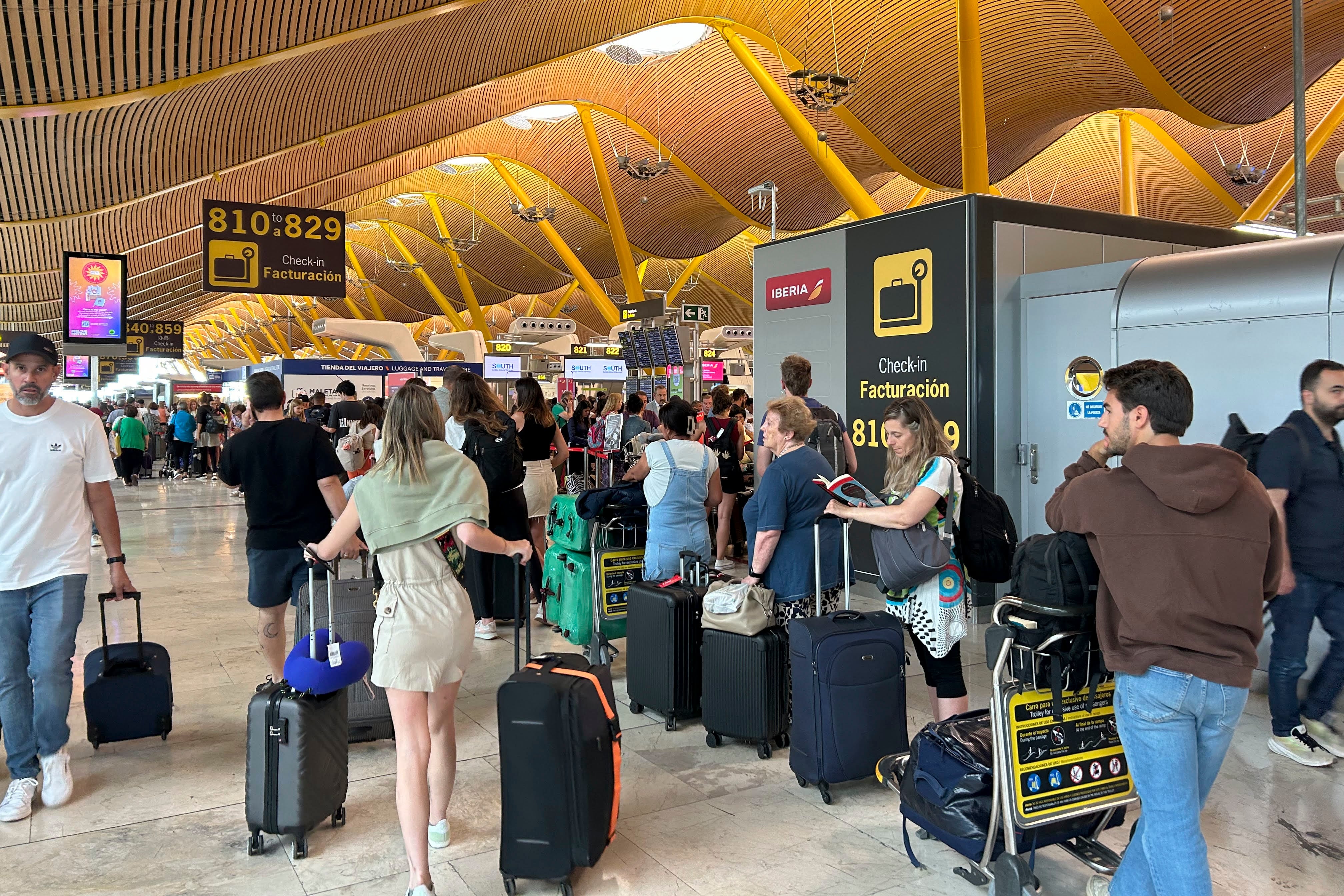 Pasajeros afectados por los retrasos o cancelación de los vuelos.