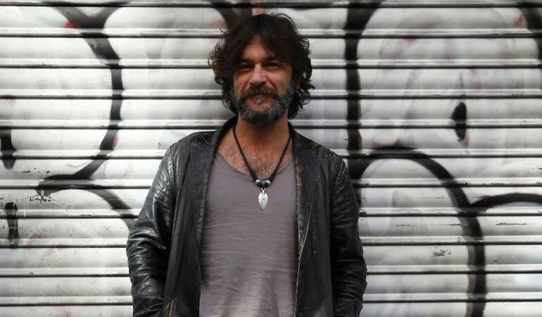 Quique González presenta su décimo disco de estudio, &#039;Me mata si me necesitas&#039;, tres años después de alcanzar el número 1 en ventas en España con su anterior álbum, &#039;Delantera mítica&#039;