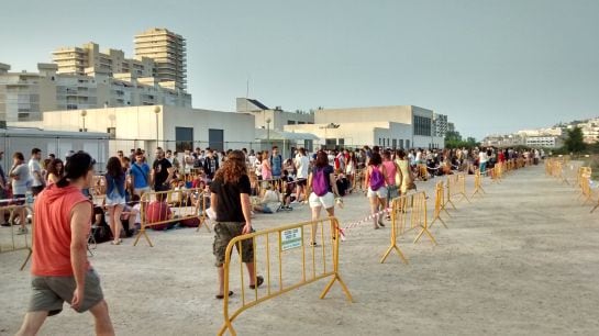 Colas en el Polideportivo Municipal, lugar del casting