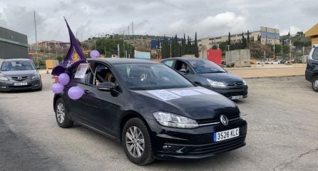 Algunos de los coches participantes en la protesta iban decorados con pancartas y banderas de la capital y la provincia.