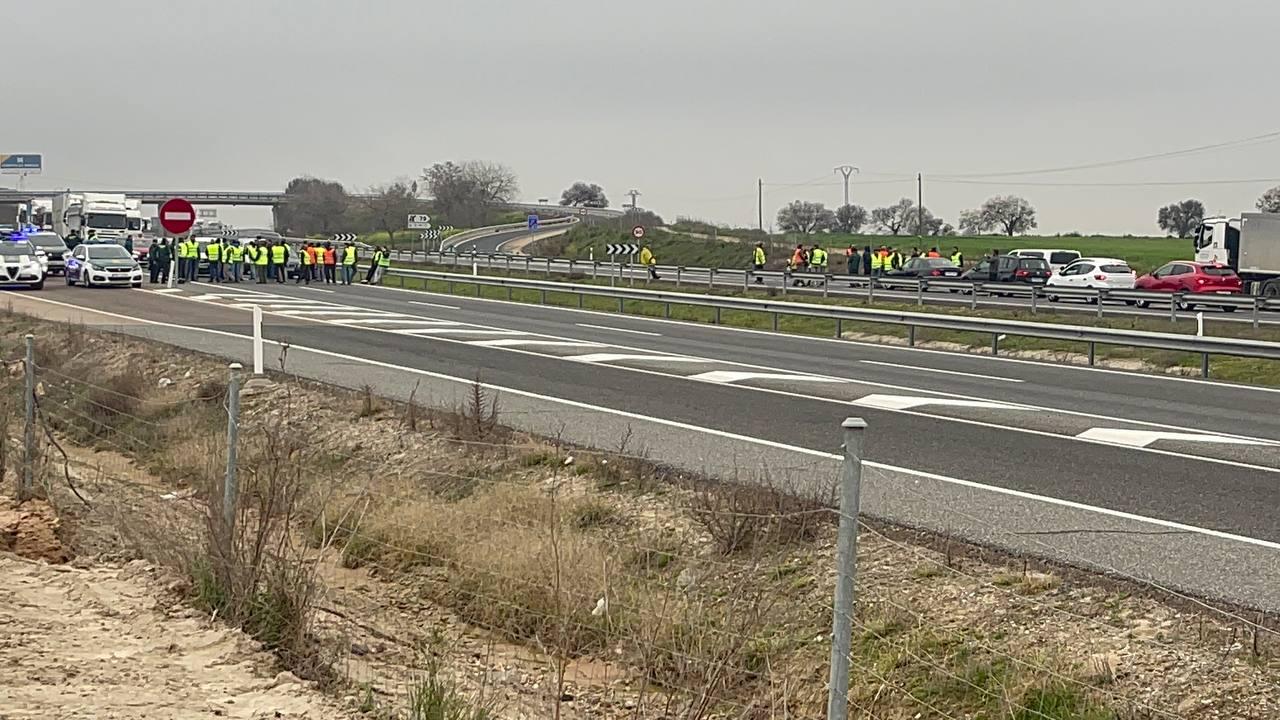 Imagen de las movilizaciones en la Autovía A-5, a su paso por Maqueda y Santa Olalla