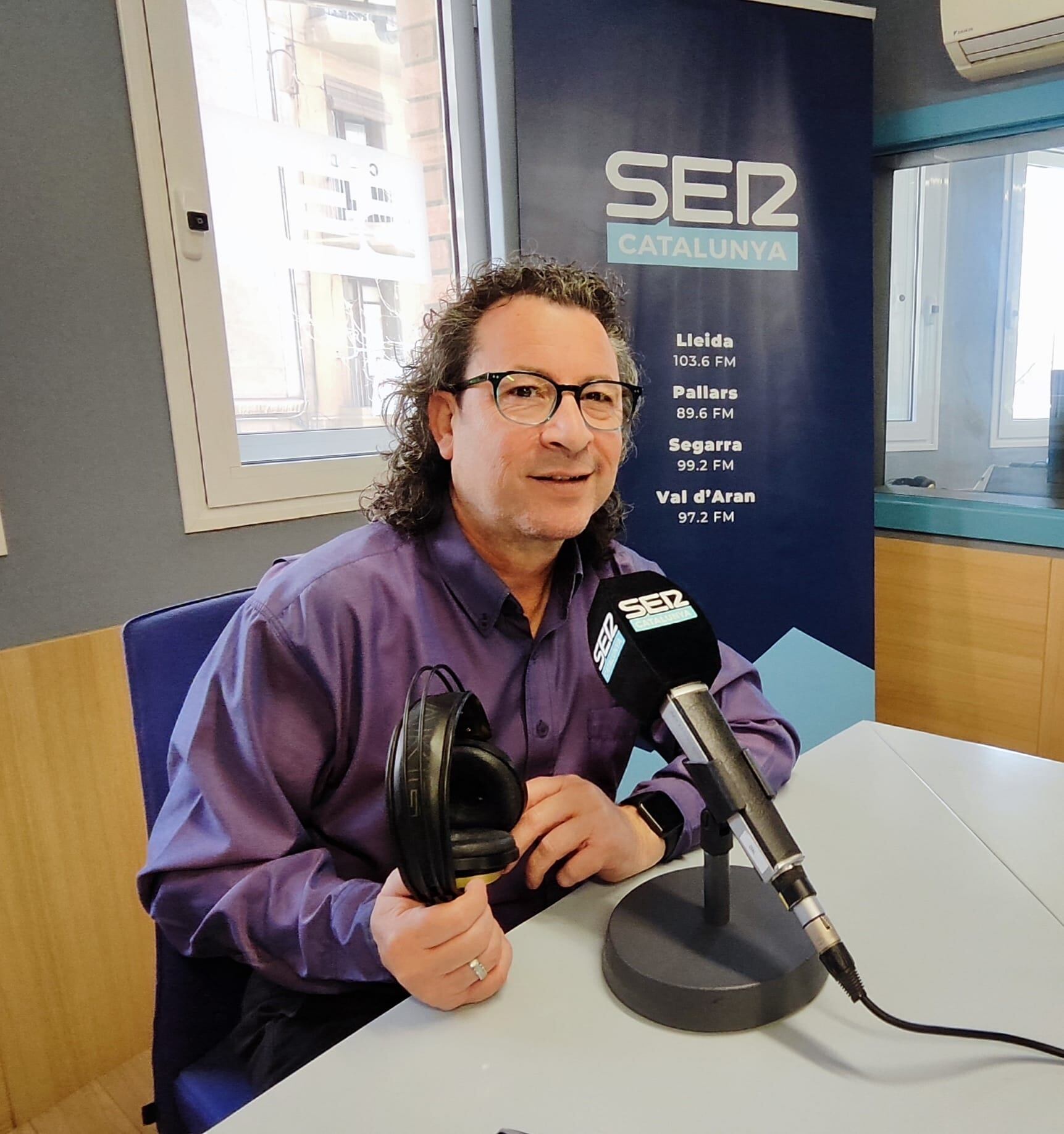 Un  moment de l'entrevista a l'Amador Lara, del Saló de Bellesa Amador de Lleida.