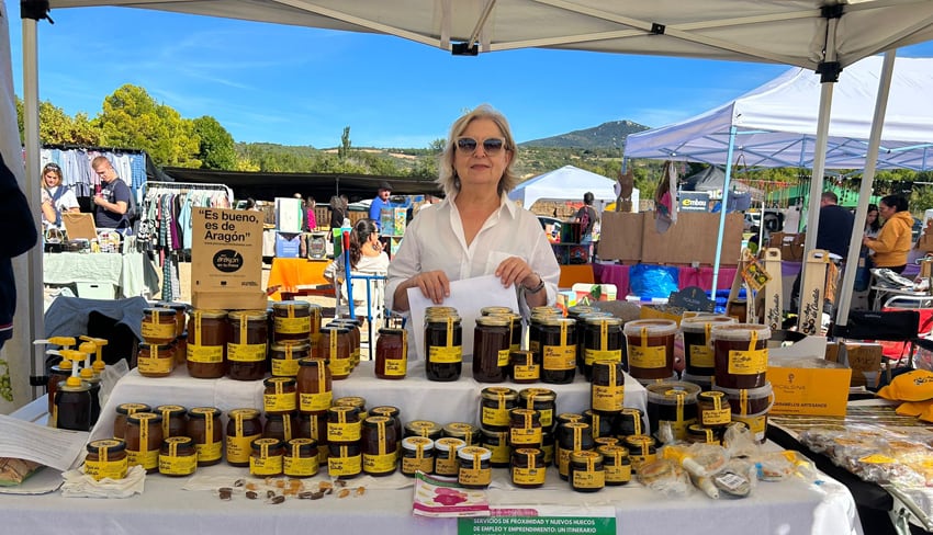 una representante de Fademur en la Feria de Ayerbe