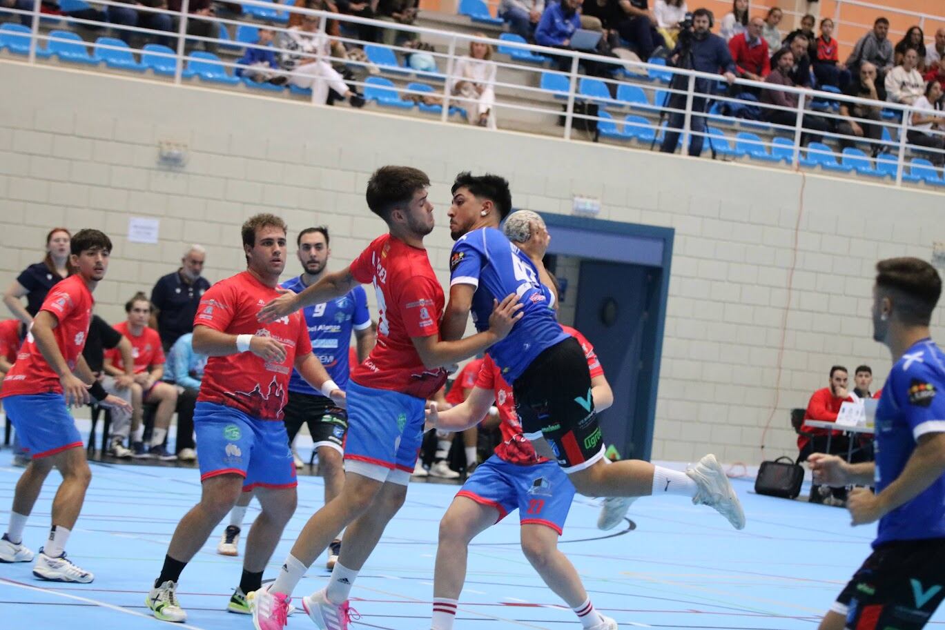 Trabajado triunfo del cuadro azulino, que al descanso tenía pegado a los alicantinos.