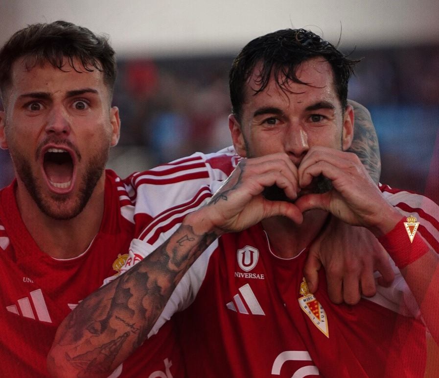 Raúl Alcaina y José Ángel Carrillo celebran un gol en Ibiza.