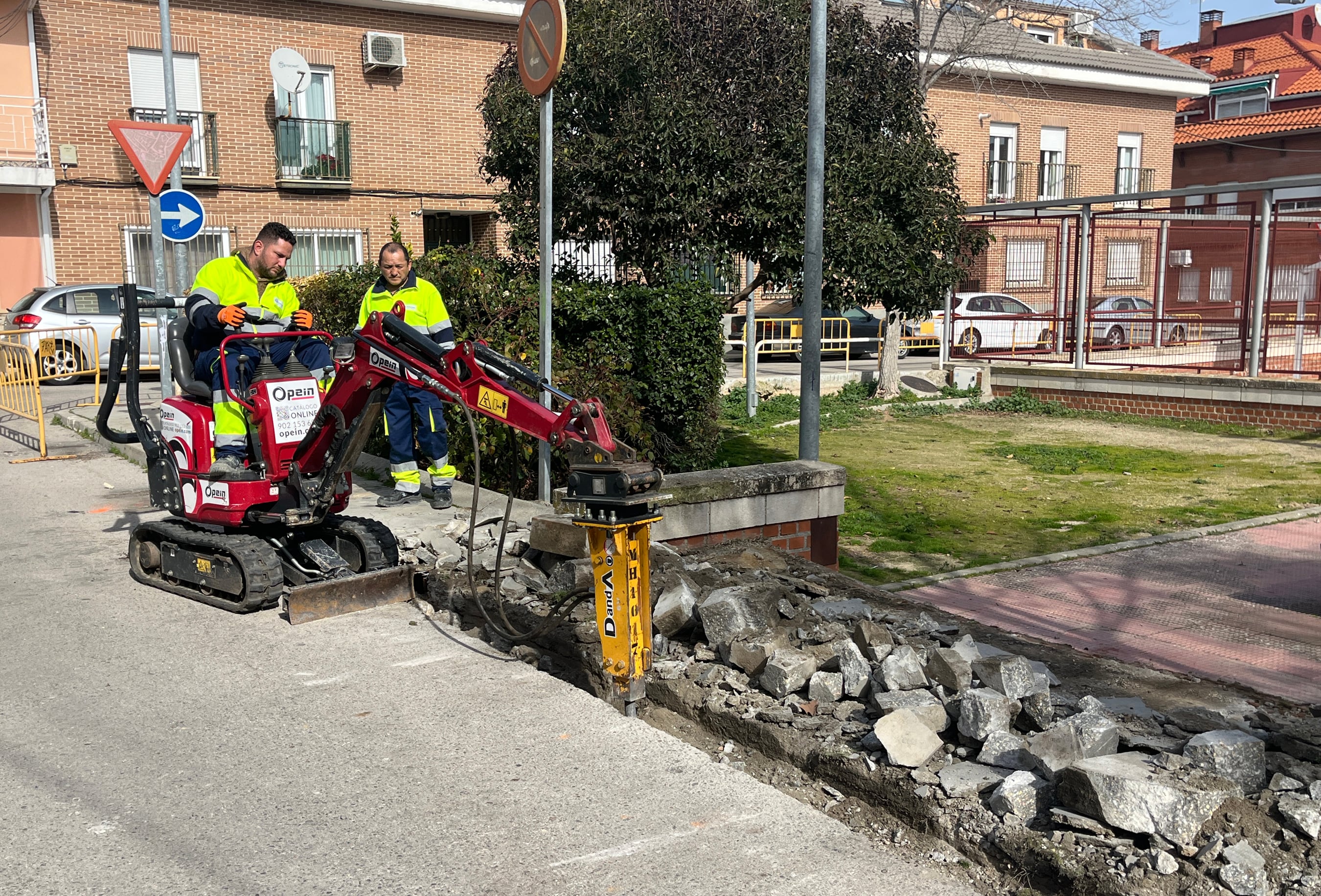 Imagen de las obras en una de las aceras del casco viejo de Paracuellos de Jarama