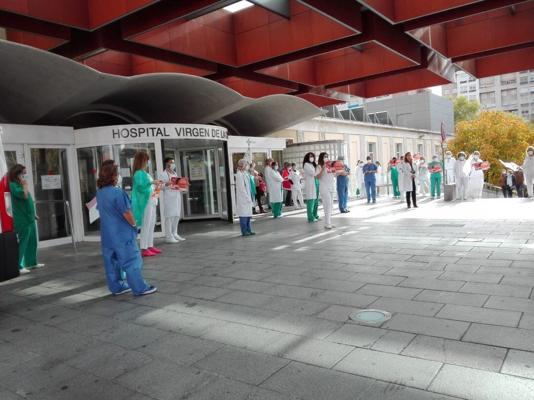 Medicos concentrados en la entrada del Hospital Virgen de la Concha