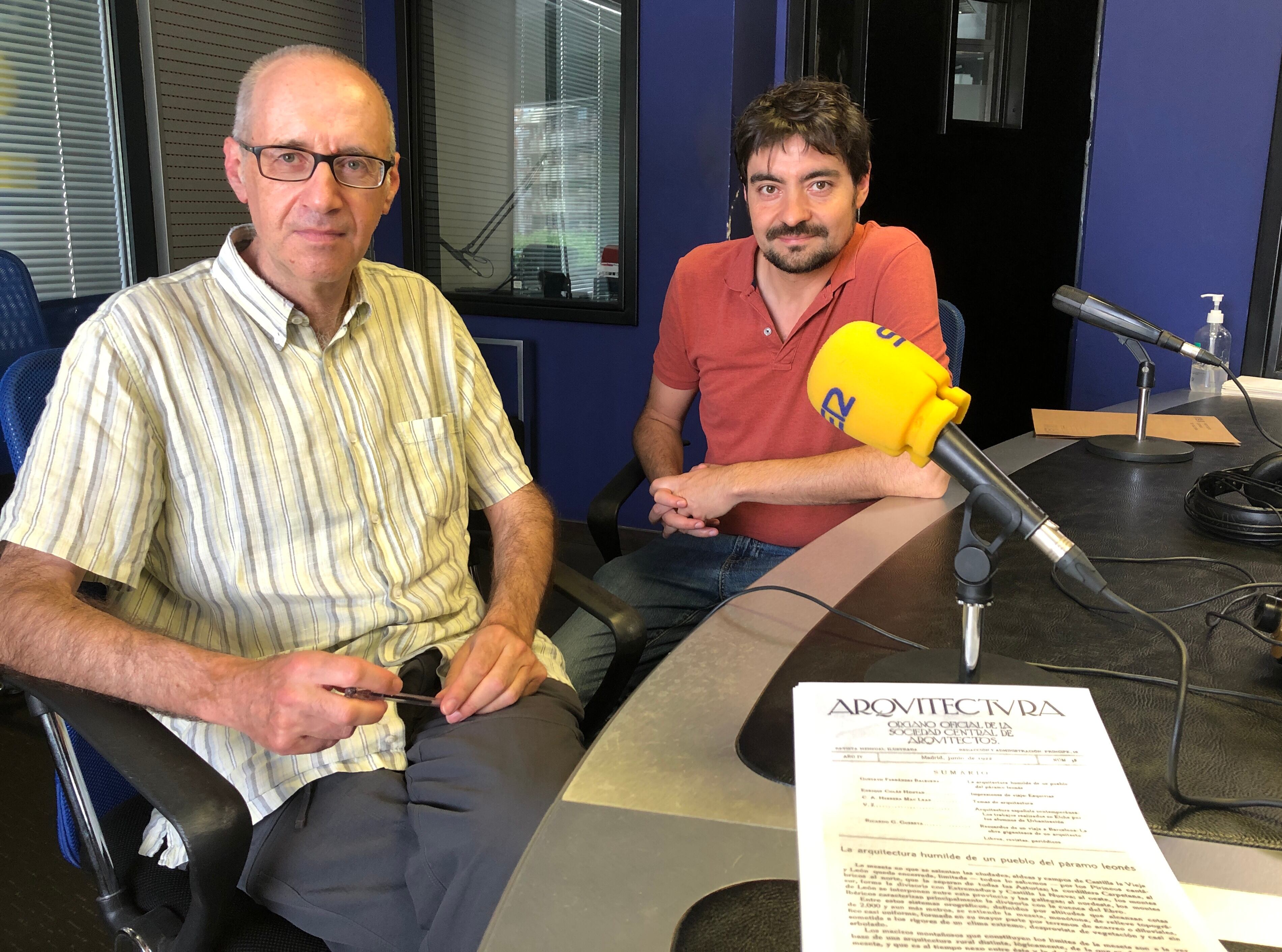 Gustavo Fernández Balbuena y Emilio Gancedo visitan los estudios de Radio León