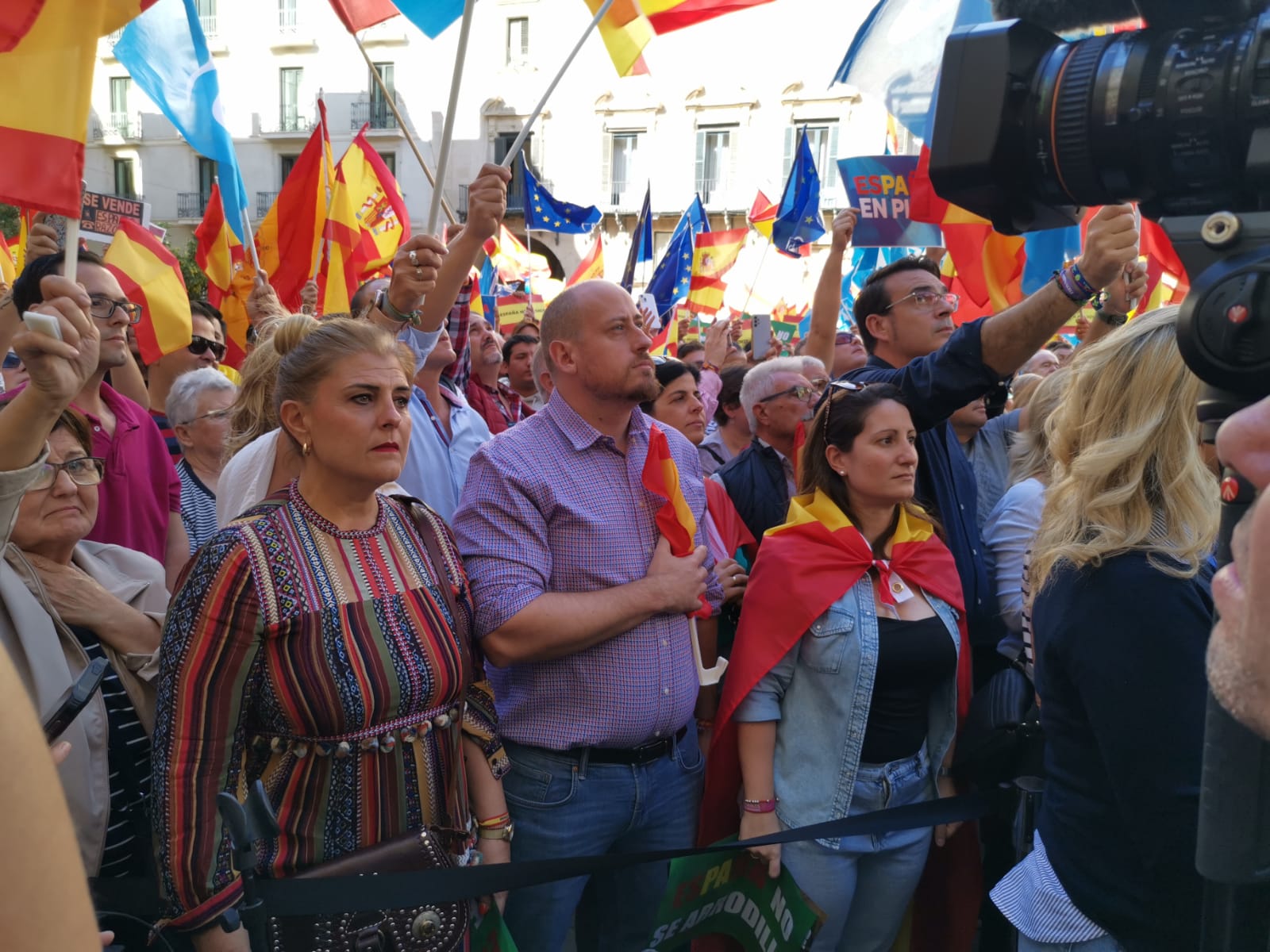 Representantes de Vox en la concentración contra la amnistía en Alicante. Foto: Daniel Rodríguez