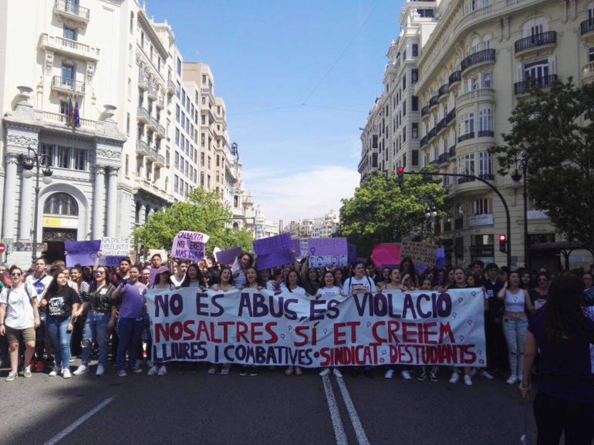 Cientos de estudiantes toman la calle contra el machismo y la sentencia de ‘La Manada’