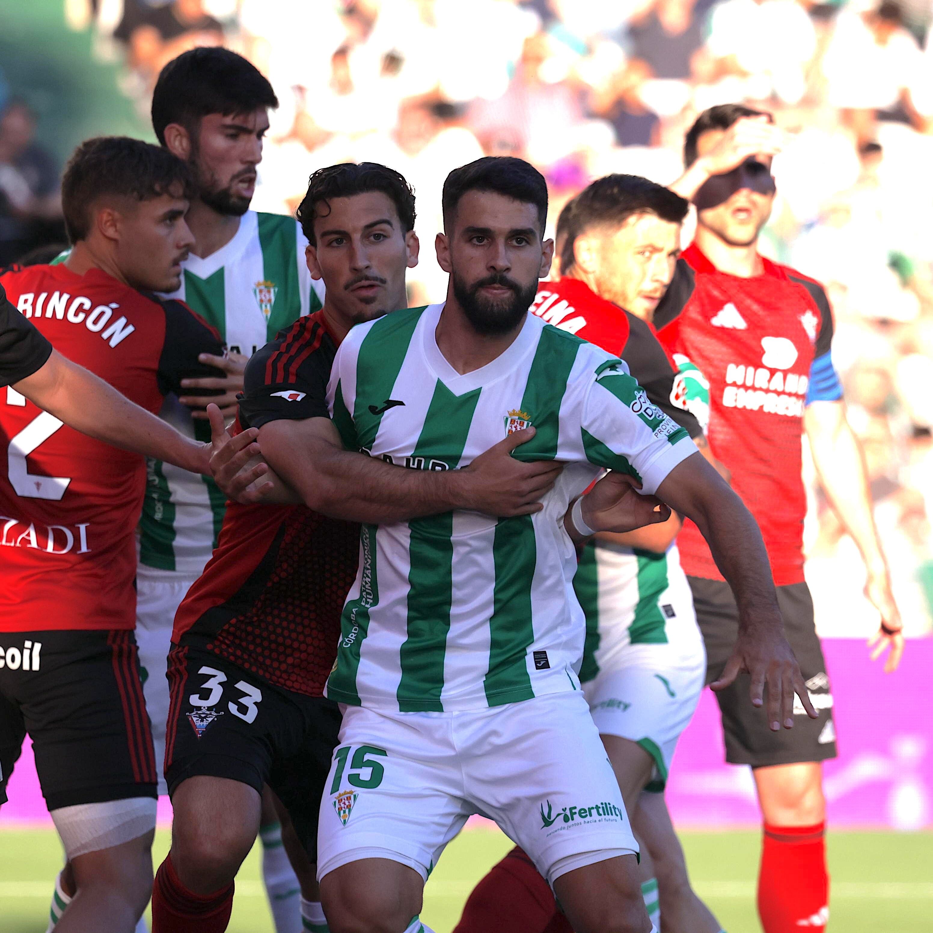 Xavi Sintes pelea un balón ante el Mirandés (Prensa CCF)