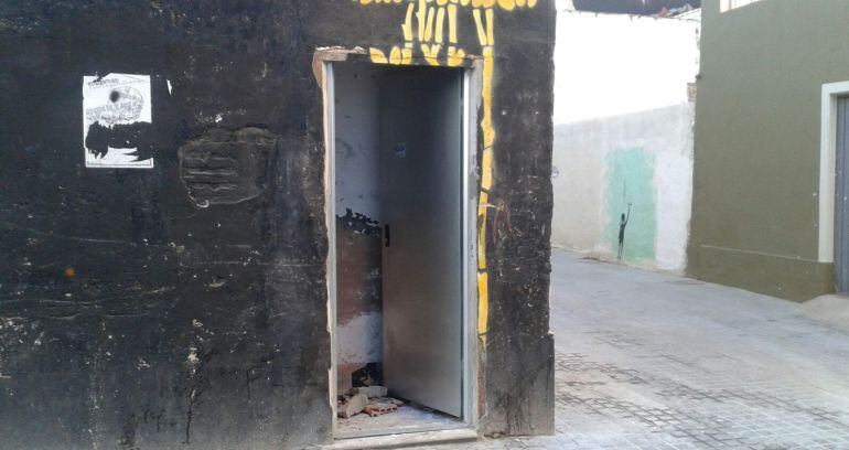 Desperfectos en la puerta galvanizada de una de las casas que se van a rehabilitar en el Cabanyal