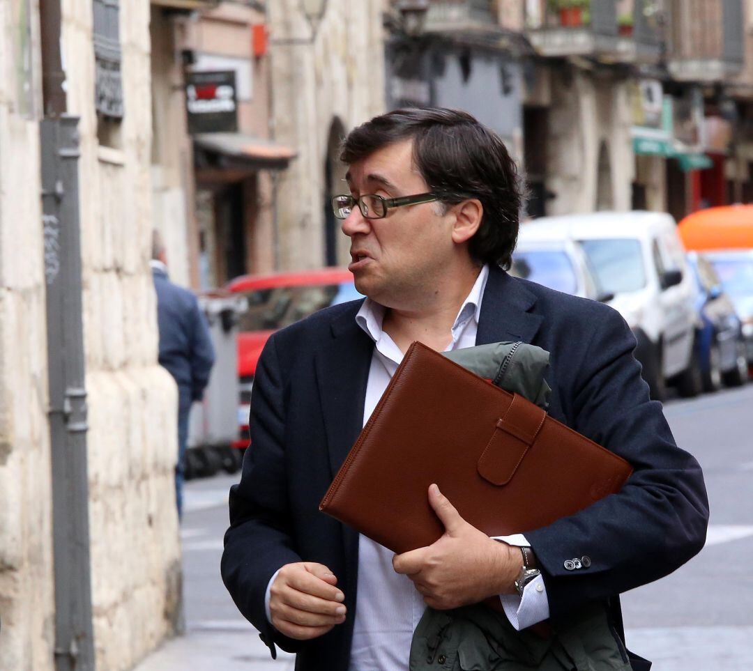 El exsecretario y viceconsejero de Economía y exconsejero delegado en Gesturcal, Rafael Delgado, momentos antes de declarar por las supuestas irregularidades en la adquisición del edificio de soluciones empresariales de Arroyo de la Encomienda, más conocido como el caso de &#039;La Perla Negra&#039; 	 
 
 