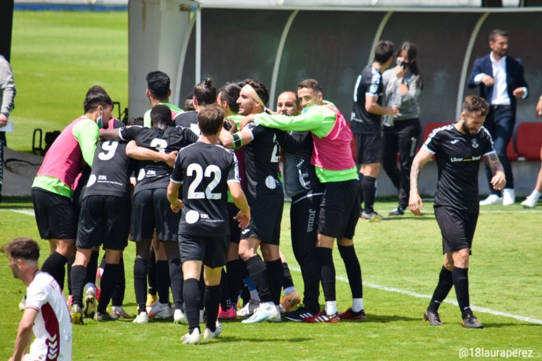 Jugadores del Toledo celebran el gol de Jaime Hoyuela