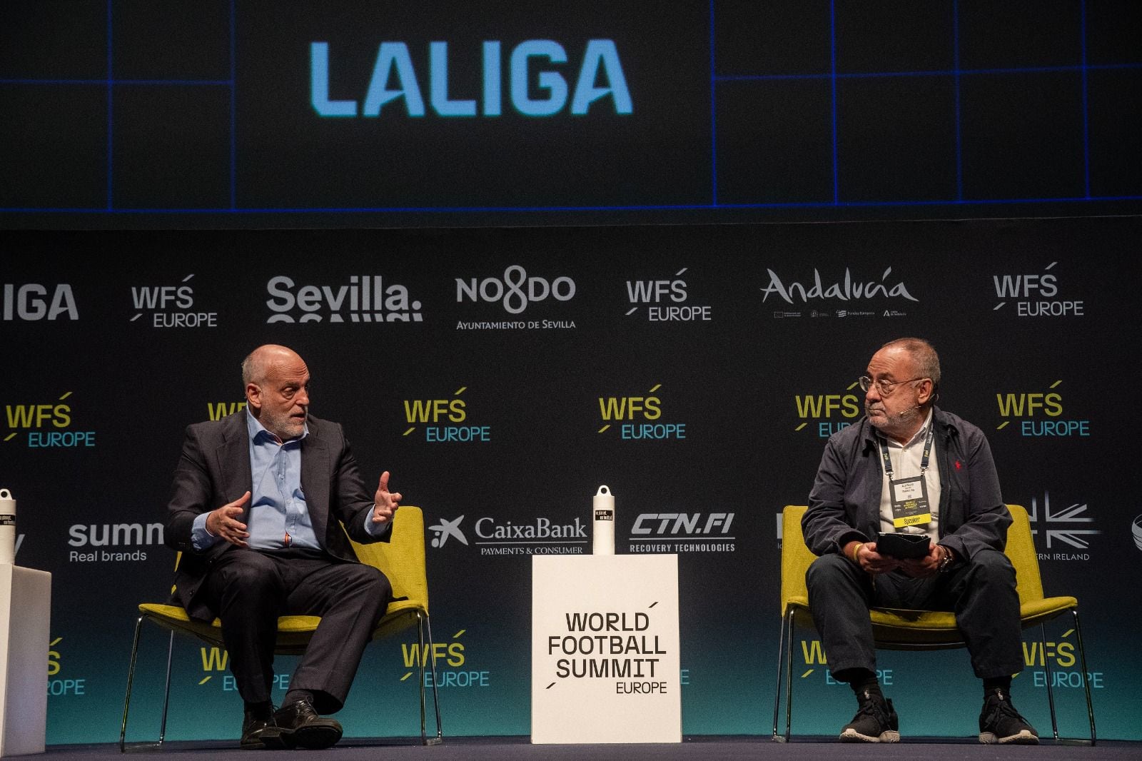 Javier Tebas y Alfredo Relaño charlan en el  World Football Summit 2024 celebrado en Sevilla