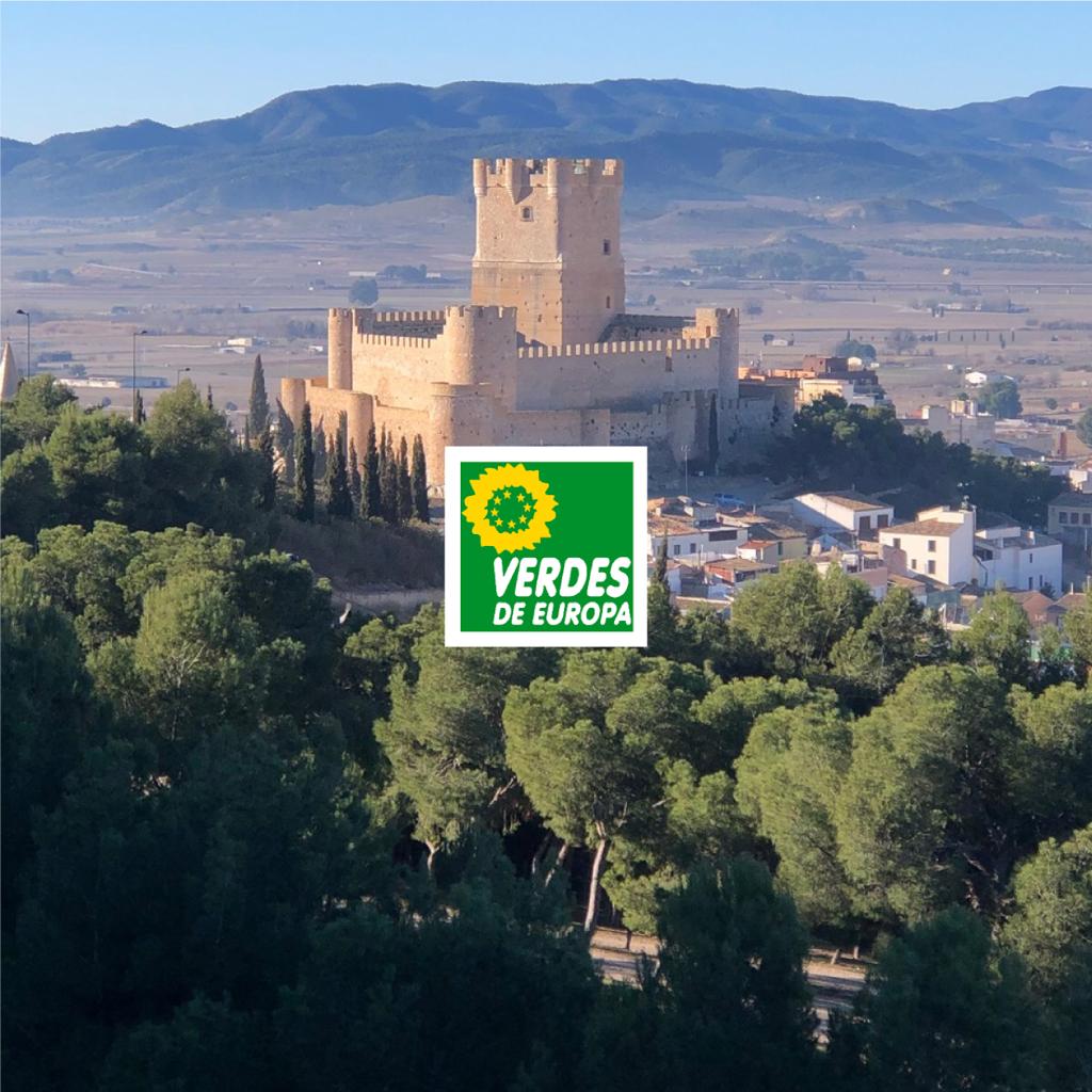 Castillo de Villena y logo del partido Verde