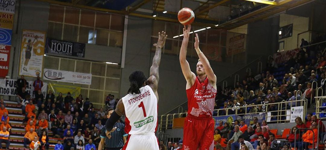 El héroe del partido ante Obradorio, Daniel Clark (30), lanza un triple ante la oposición de Amar&#039;e Stoudamire durante el partido de la primera vuelta que terminó con paliza israelí por 75 a 105.