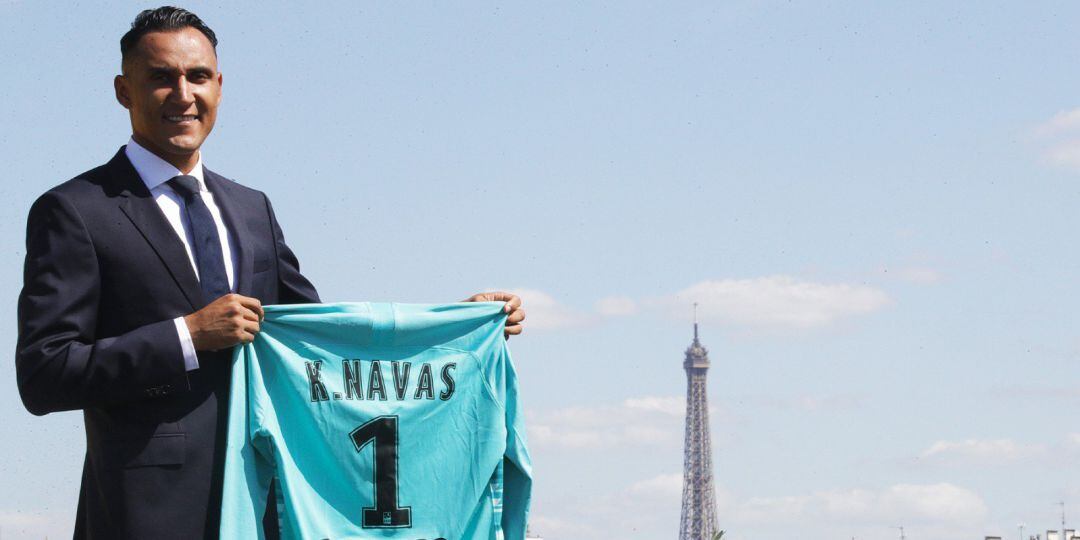 Keylor Navas posa como nuevo portero del PSG