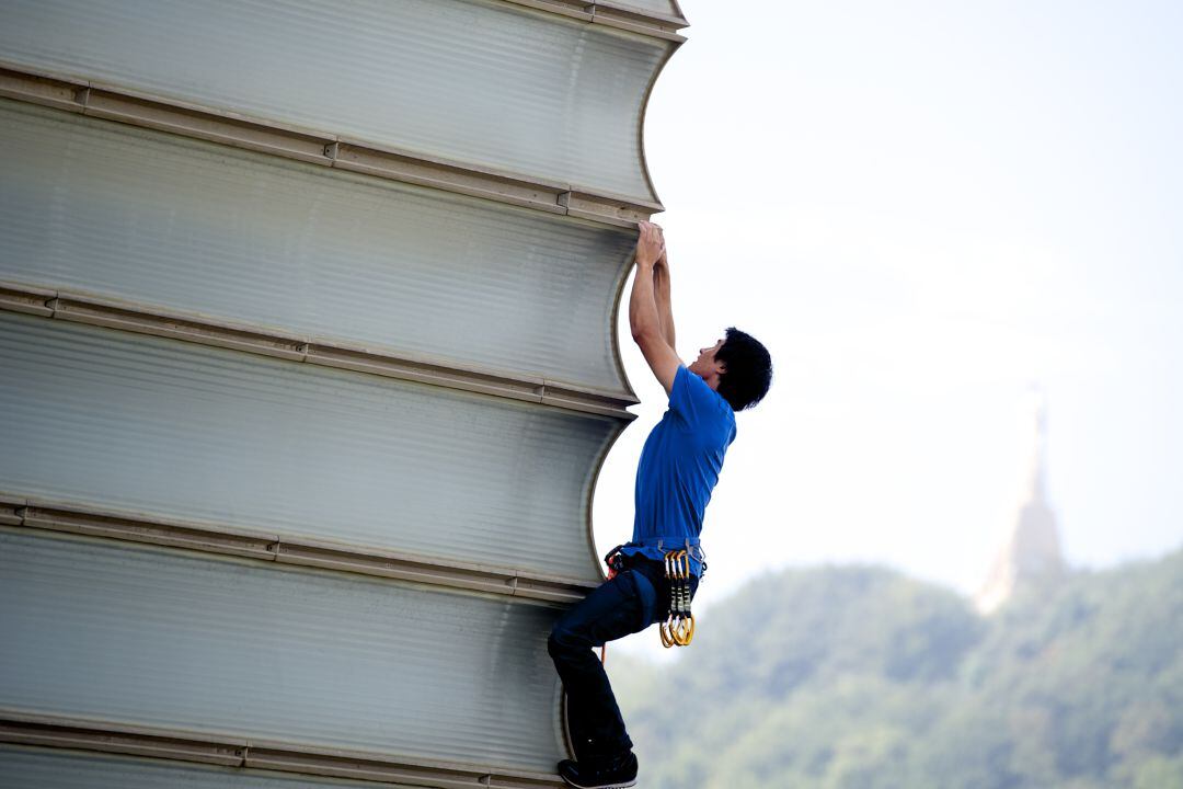 David Lama, durante el Festival de San Sebastián de 2013, escalando el Kursaal