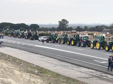 La tractorada circulando por la AP-4